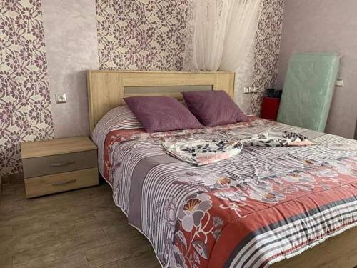 sypialnia z dużym łóżkiem z fioletowymi poduszkami w obiekcie Lhaja home w mieście Casablanca