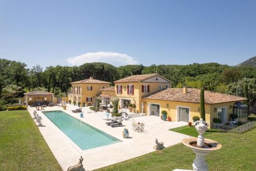 un domaine avec une piscine et une maison dans l'établissement Villa Florentina - 550m2, 5 Chambres - Golfe De Saint-Tropez, à Grimaud
