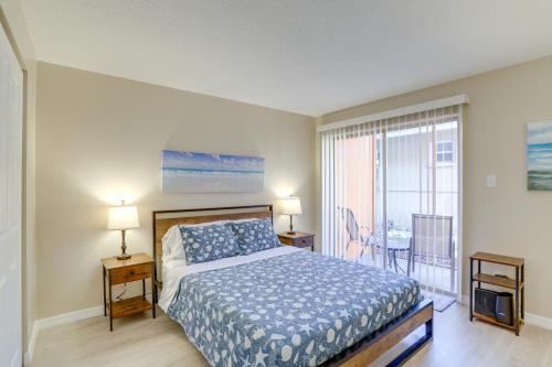 - une chambre avec un lit et un balcon dans l'établissement Redington Shores Vacation Rental with Screened Porch, à Clearwater Beach