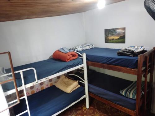 a bedroom with two bunk beds in a room at D' Charrúas Hostel Concordia in Concordia