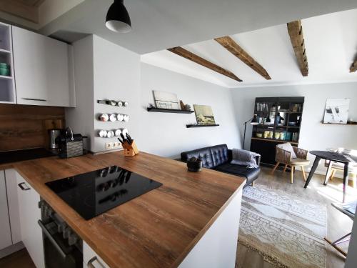 eine Küche mit weißen Wänden und einer hölzernen Arbeitsplatte in der Unterkunft Homelig Ferienwohnung 1 Altstadt Sassnitz in Sassnitz