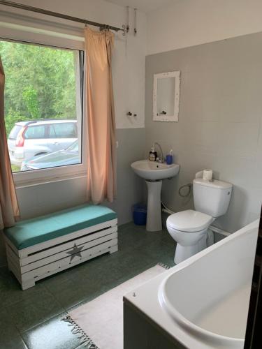 a bathroom with a tub and a toilet and a sink at Uroczy dom na Mazurach Jezioro Dybowskie in Dybowo