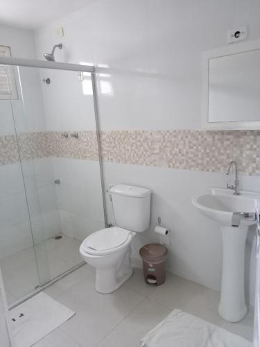 y baño con aseo, ducha y lavamanos. en Pousada Familly -Praia de Tambaú -PB, en João Pessoa