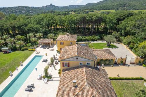 une vue aérienne d'une villa avec piscine dans l'établissement Villa Florentina - 550m2, 5 Chambres - Golfe De Saint-Tropez, à Grimaud