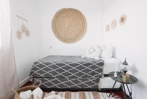 Habitación blanca con cama y mesa en La casita de vanessa, en Playa del Hombre
