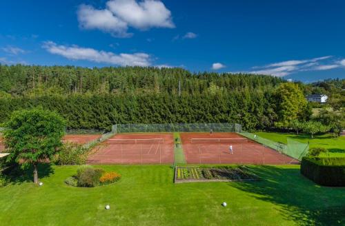 una vista aérea de una pista de tenis en un parque en Strandhotel Habich, en Krumpendorf am Wörthersee