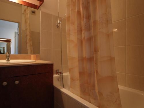 une salle de bain avec un rideau de douche et un lavabo dans l'établissement Spacieux 34m² avec clim, WIFI, loggia et terrasse pour 6 pers à Sète - FR-1-472A-182, à Sète