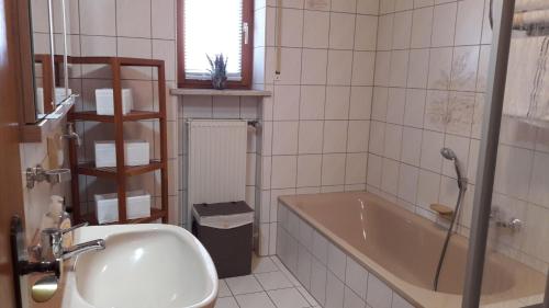y baño con bañera y lavamanos. en Ferienwohnung-Panoramablick-1, en Bodenmais