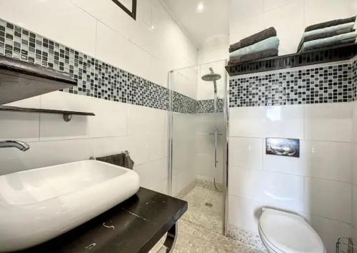 Ванна кімната в Villa Cannes