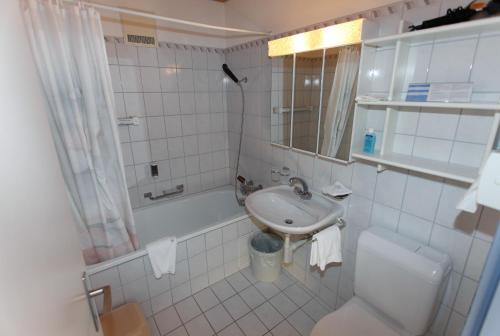 Bilik mandi di Aparthotel Muchetta