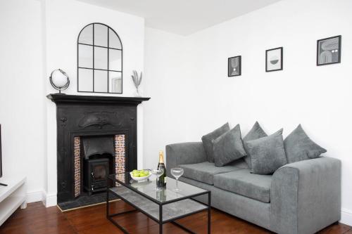 a living room with a couch and a fireplace at 30 Percent Off Monthly Stays - City Centre - 3 Bedrooms in St. Albans