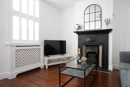 a living room with a fireplace and a tv at 30 Percent Off Monthly Stays - City Centre - 3 Bedrooms in St. Albans