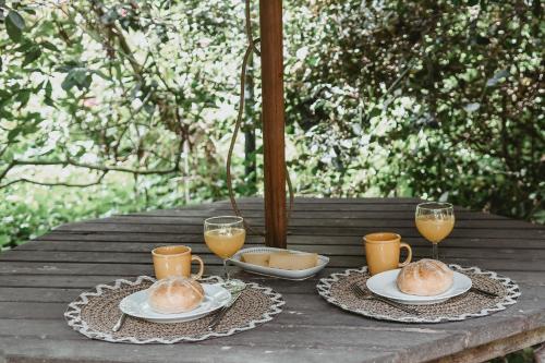 拉納肯的住宿－Boshuisje Rekem - Luka，一张桌子,上面放着两盘食物和橙汁