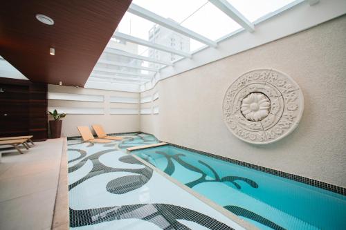 a swimming pool in the middle of a building at Brut by Slaviero Hotéis in Balneário Camboriú