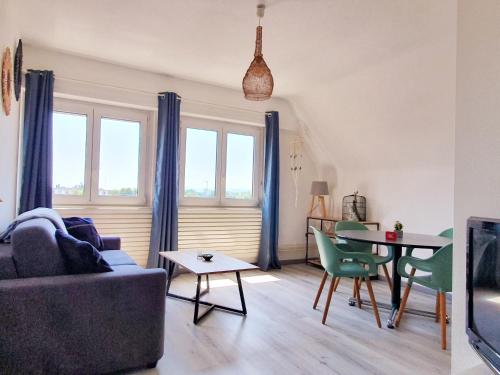 un salon avec un canapé et une table dans l'établissement GRENIER DES CIGOGNES, à Sélestat