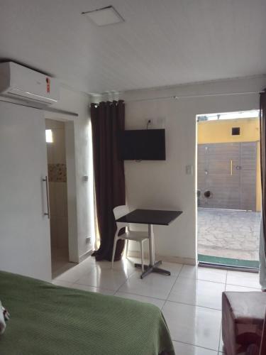 a bedroom with a desk in a room with a window at Pousada Familly -Praia de Tambaú -PB in João Pessoa