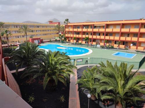 uma vista aérea de um hotel com piscina e palmeiras em El Refugio em Parque Holandes