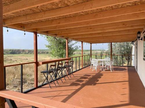- une terrasse couverte avec une table et des chaises dans l'établissement Modern wine country barn house, à Temecula