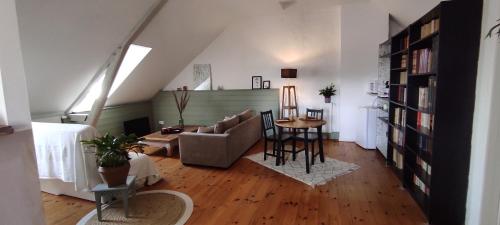 un salon avec un canapé et une table dans l'établissement La Lagosienne, à Lagos