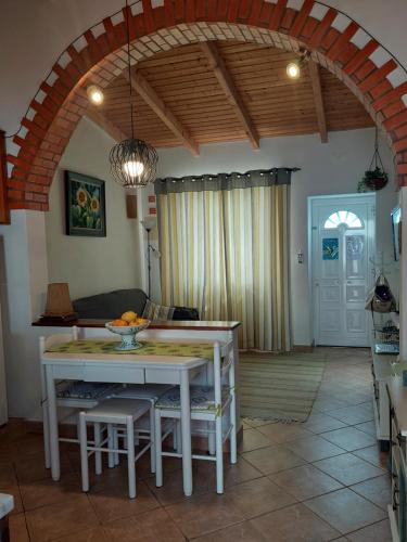 a kitchen and living room with a table and chairs at Casa O Cantinho Algarvio in Odeceixe