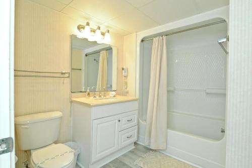 ein Bad mit einem WC, einem Waschbecken und einer Dusche in der Unterkunft Wow Stunning Ocean Views at Amazing Resort in Myrtle Beach