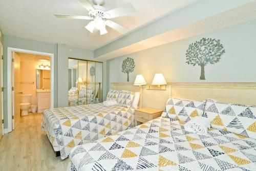 1 Schlafzimmer mit 2 Betten und einem Deckenventilator in der Unterkunft Wow Stunning Ocean Views at Amazing Resort in Myrtle Beach