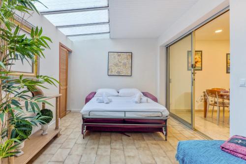 une chambre avec un lit dans une pièce dans l'établissement Appartement Hubble - Welkeys, à Cagnes-sur-Mer