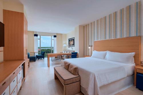 Cama ou camas em um quarto em Four Points by Sheraton Cancun Centro