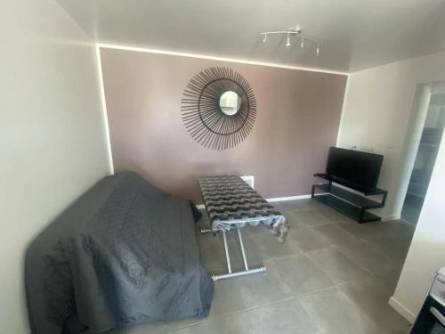 - un salon avec une table et un miroir dans l'établissement Cosy T2 près aéroport CDG Disney, à Claye-Souilly