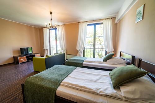 pokój hotelowy z dwoma łóżkami i telewizorem w obiekcie Apartamenty Portowe w mieście Mikołajki