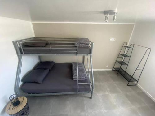 Pokój z łóżkiem piętrowym w pokoju w obiekcie Cosy T2 près aéroport CDG Disney w mieście Claye-Souilly