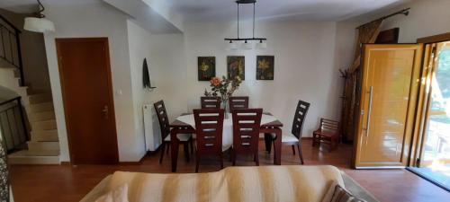 Rea’s house في ستافروس: غرفة طعام مع طاولة وكراسي