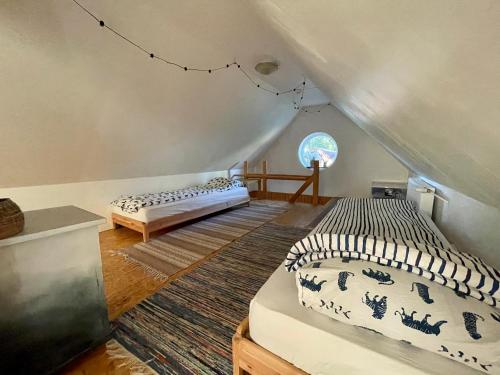 um quarto com 2 camas num sótão em Allika-Löövi Sauna Cabin em Suure-Jaani