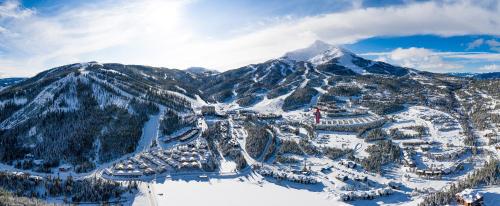 uma vista aérea de uma estância de esqui em frente a uma montanha em Lone Mountain Retreat em Big Sky