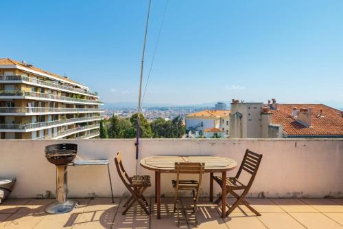 un patio avec une table et des chaises sur un balcon dans l'établissement Appartement Gaston - Welkeys, à Marseille