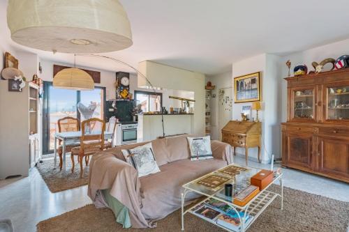 un salon avec un canapé et une table dans l'établissement Appartement Gaston - Welkeys, à Marseille