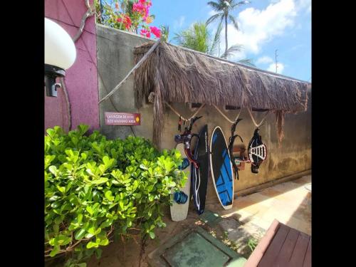 a group of surfboards hanging on the side of a building at Apartamento de charme no Cumbuco in Caucaia