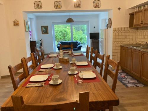 uma mesa de madeira numa cozinha com uma sala de jantar em B&B La casa dei nonni Assergi em Assergi