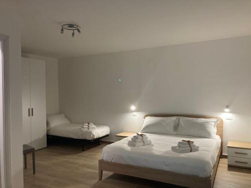 een slaapkamer met een bed met twee handdoeken erop bij B&B La casa dei nonni Assergi in Assergi