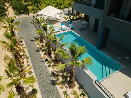 una vista aérea de una piscina con palmeras en Hotel Crystal, en Orebić