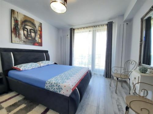 北瑪麥亞–納沃達里的住宿－Mamaia Apartament Familia & Copilul，一间卧室设有一张床和一个大窗户