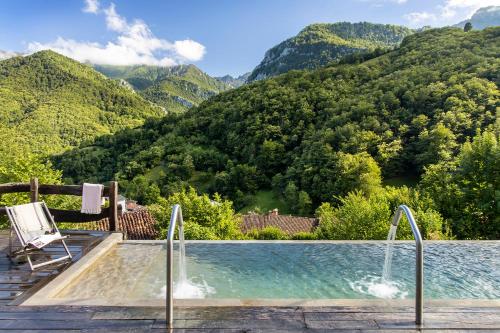 una piscina con vistas a la montaña en Centro de Ecoturismo Tierra del Agua, en Caleao