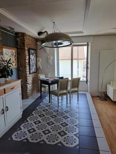 Posedenie v ubytovaní L'appARTement - chambre avec salle de bains et wc dans une galerie d'art