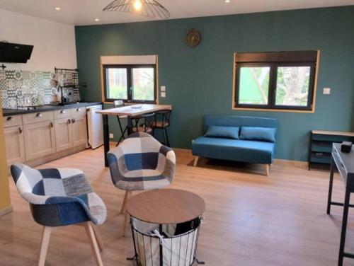 a living room with a couch and a table at studio des lices Villesequelande in Villesequelande