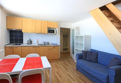 uma cozinha e uma sala de estar com uma mesa e um sofá em Apartmány Fox em Boží Dar