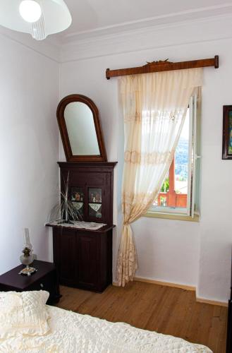 a bedroom with a bed and a window at Anna's House in Glóssa
