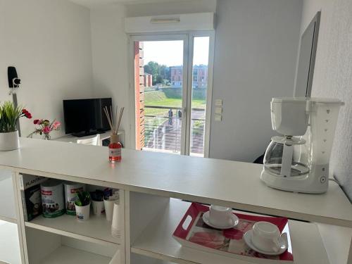 un comptoir blanc avec un mixeur en haut dans l'établissement Studio residence de tourisme le Fonserane, à Béziers