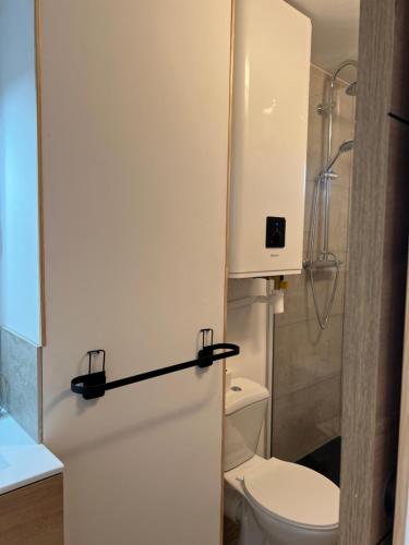 une salle de bain blanche avec des toilettes et un lavabo dans l'établissement Belle vue, au Cap d'Agde