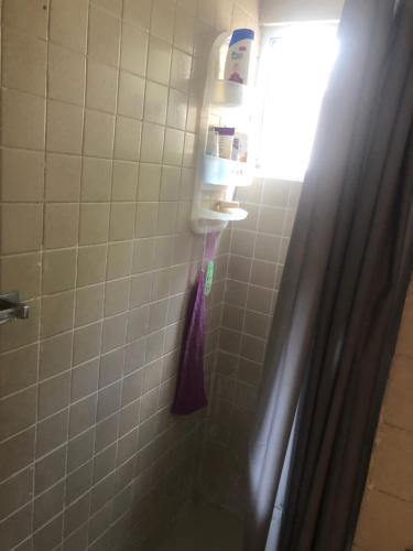 ein Bad mit Dusche und Duschvorhang in der Unterkunft Casablanca in Cancún