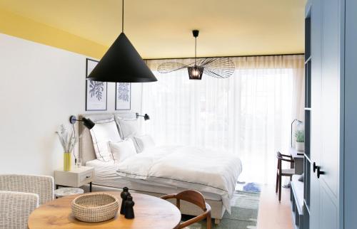 Seehuus Duhnen Apartments في كوكسهافن: غرفة نوم بسرير وطاولة